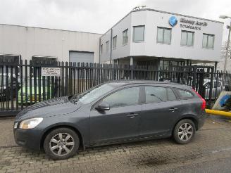 rozbiórka samochody osobowe Volvo V-60 2.0 D3 120kW E5 Aut. CLIMA NAVI 2012/1