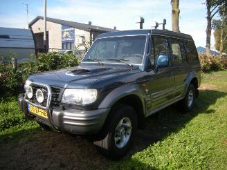 damaged motor cycles Hyundai Galloper 2.5 TCI High Roof exceed uitvoering met oa airco, 4wd enz 2002/8