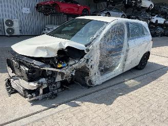 uszkodzony samochody ciężarowe Mercedes B-klasse B200 Sports Tourer 2017/10